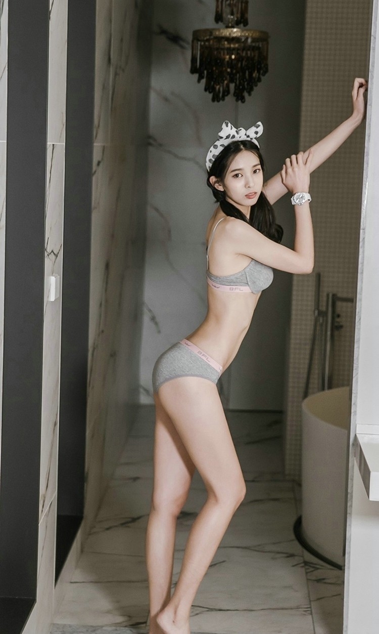 爆乳小清新美女性感内衣马尾辫翘臀诱惑写真