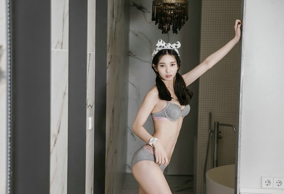 爆乳小清新美女性感内衣马尾辫翘臀诱惑写真