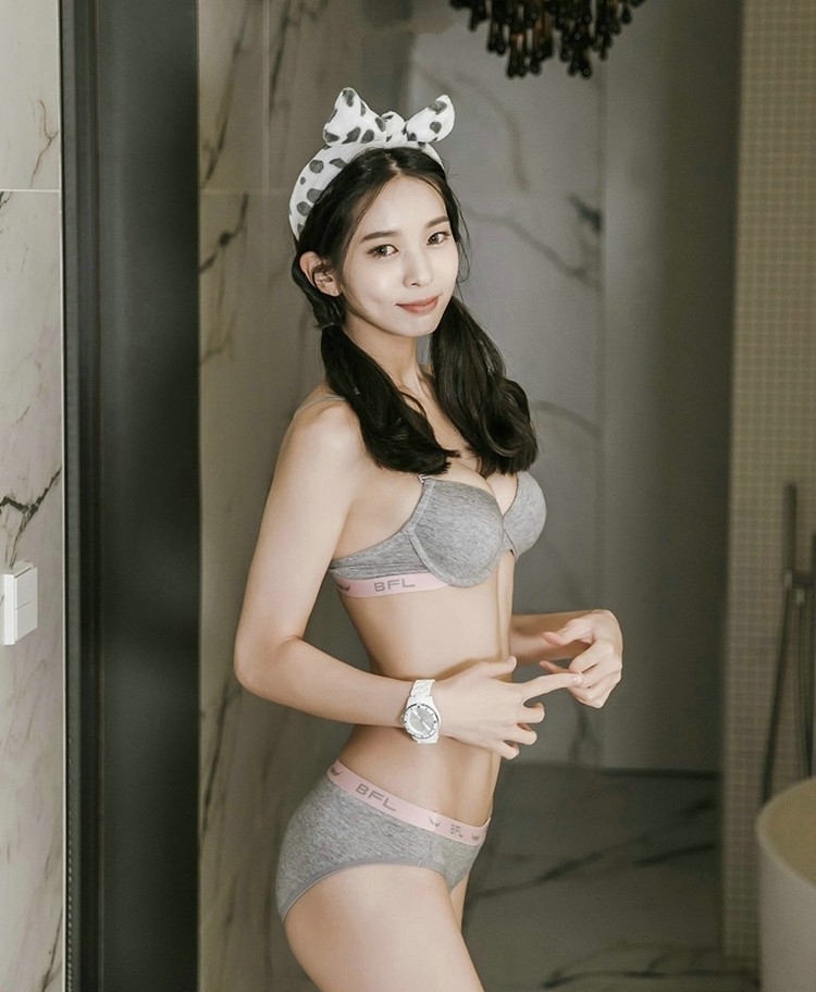 爆乳小清新美女性感内衣马尾辫翘臀诱惑写真