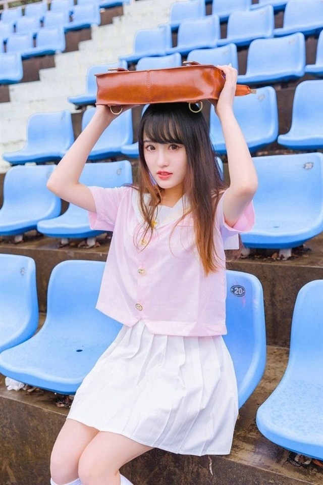 水汪汪大眼美女娇羞可爱清纯学院风格写真图片