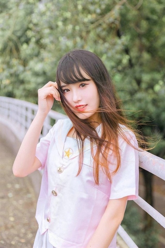 水汪汪大眼美女娇羞可爱清纯学院风格写真图片