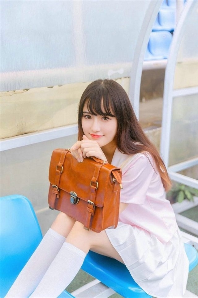 水汪汪大眼美女娇羞可爱清纯学院风格写真图片