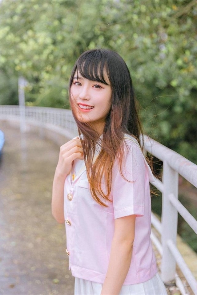 水汪汪大眼美女娇羞可爱清纯学院风格写真图片