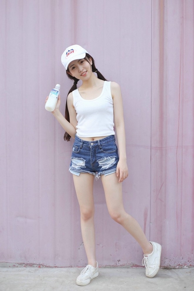 清爽吊带长腿清纯美女娇巧可爱网球场上迷人写真