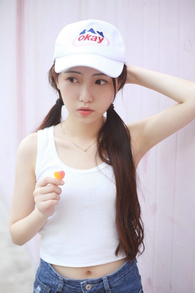 清爽吊带长腿清纯美女娇巧可爱网球场上迷人写真