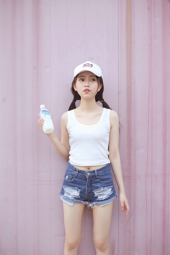 清爽吊带长腿清纯美女娇巧可爱网球场上迷人写真