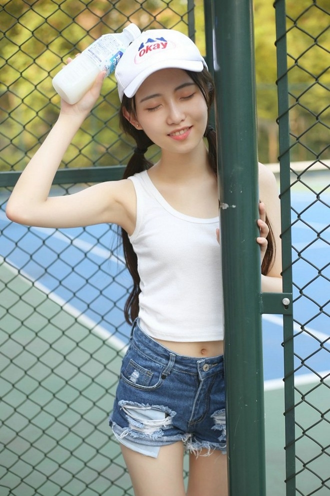 清爽吊带长腿清纯美女娇巧可爱网球场上迷人写真