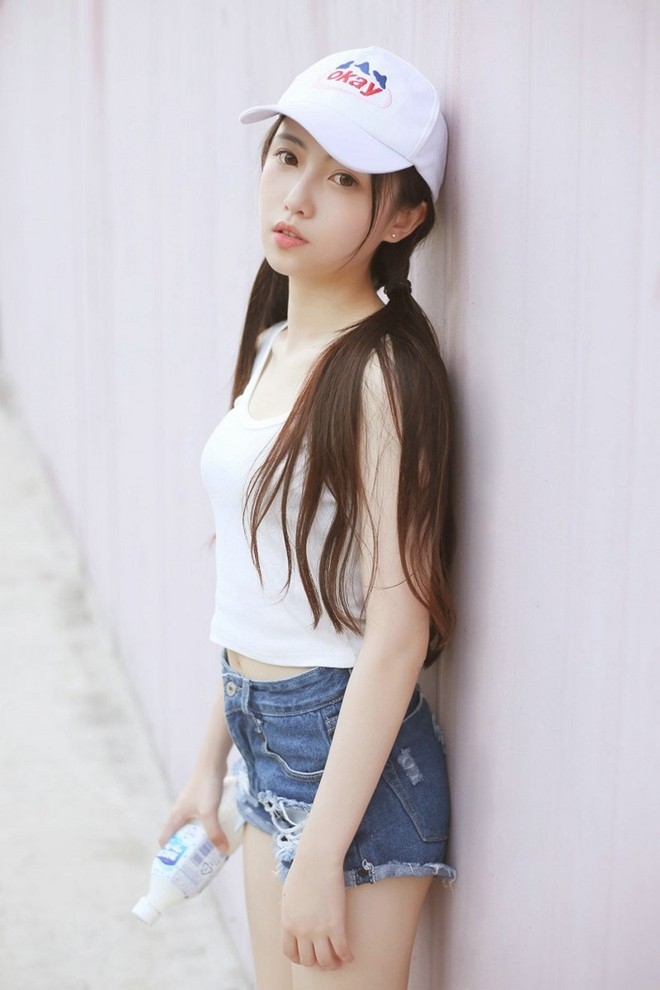 清爽吊带长腿清纯美女娇巧可爱网球场上迷人写真