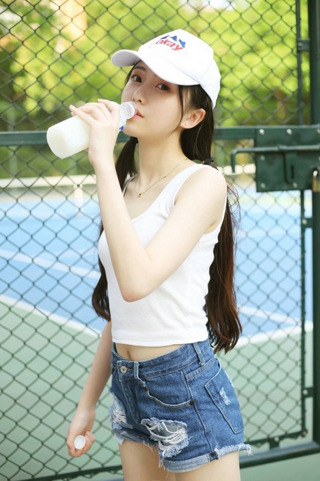 清爽吊带长腿清纯美女娇巧可爱网球场上迷人写真