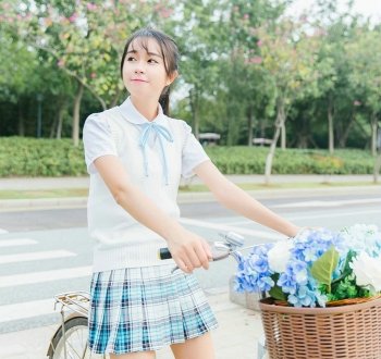 清纯制服单车美女校花清甜唯美户外写真