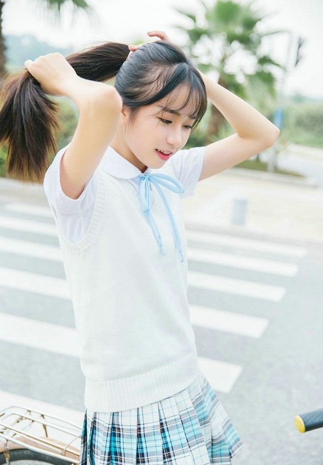 清纯制服单车美女校花清甜唯美户外写真