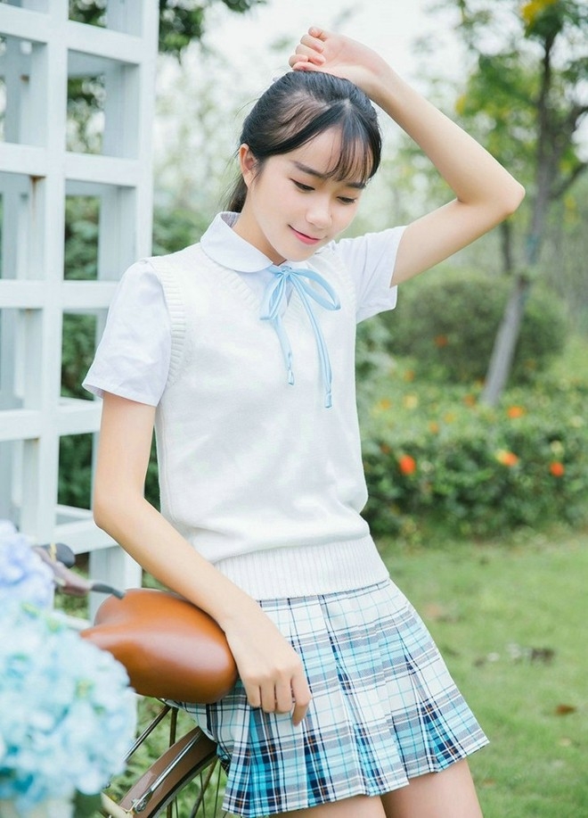 清纯制服单车美女校花清甜唯美户外写真