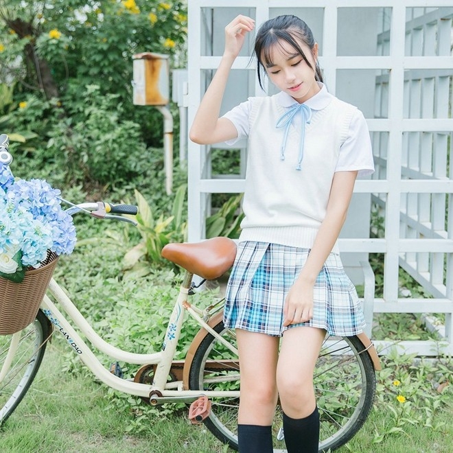 清纯制服单车美女校花清甜唯美户外写真