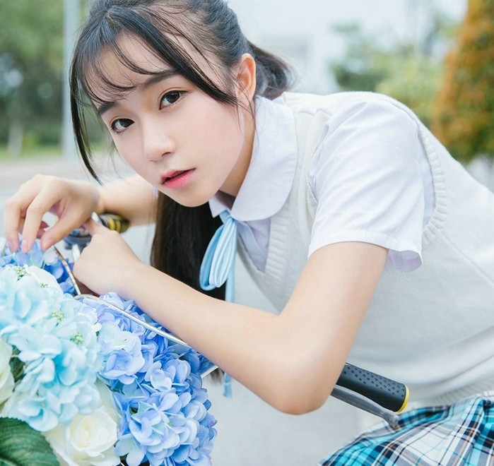 清纯制服单车美女校花清甜唯美户外写真