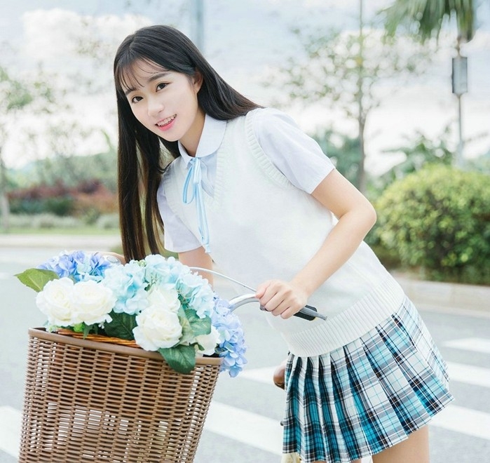 清纯制服单车美女校花清甜唯美户外写真