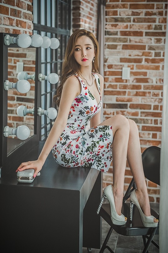 姿态妩媚撩人碎花连衣裙美女娇艳红唇性感美女诱惑写真