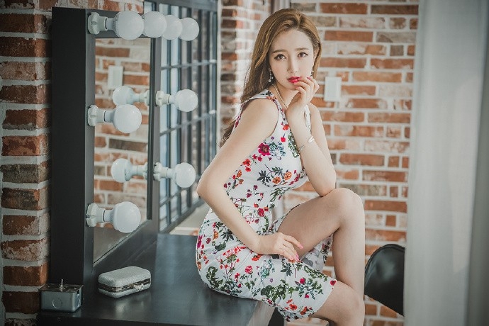 姿态妩媚撩人碎花连衣裙美女娇艳红唇性感美女诱惑写真