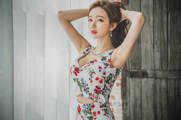 姿态妩媚撩人碎花连衣裙美女娇艳红唇性感美女诱惑写真