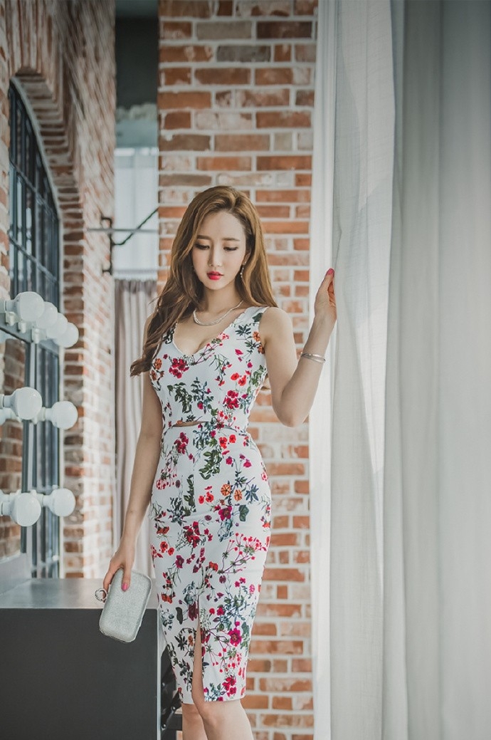 姿态妩媚撩人碎花连衣裙美女娇艳红唇性感美女诱惑写真