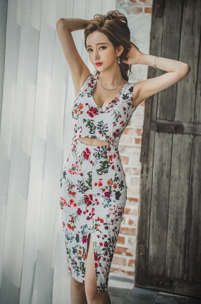 姿态妩媚撩人碎花连衣裙美女娇艳红唇性感美女诱惑写真