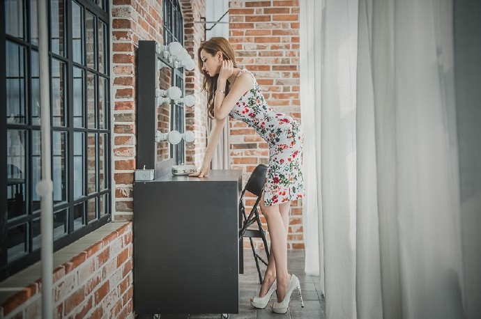 姿态妩媚撩人碎花连衣裙美女娇艳红唇性感美女诱惑写真