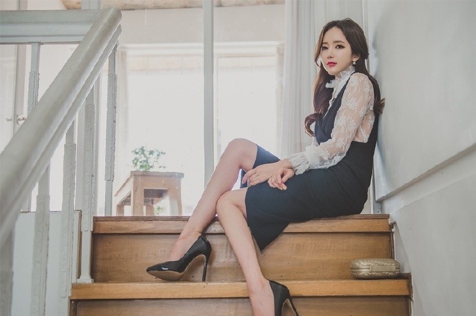 姿态妩媚撩人碎花连衣裙美女娇艳红唇性感美女诱惑写真