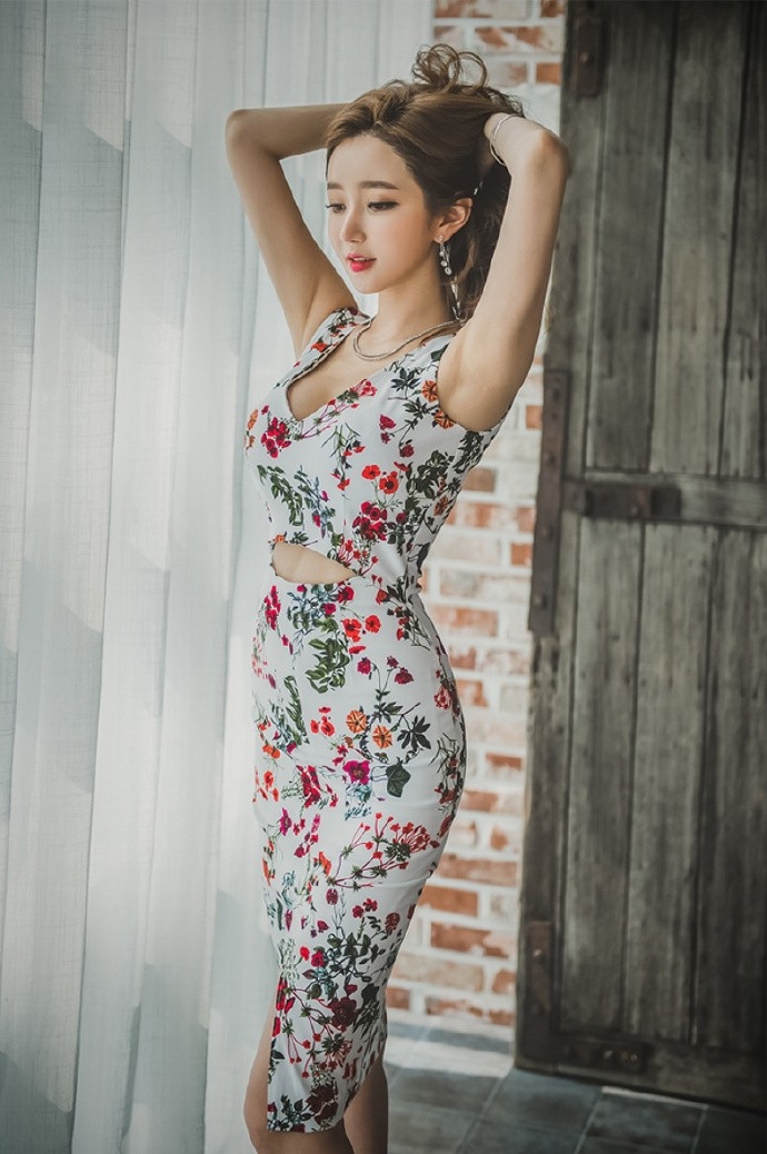 姿态妩媚撩人碎花连衣裙美女娇艳红唇性感美女诱惑写真