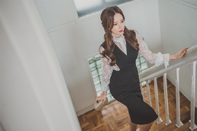 姿态妩媚撩人碎花连衣裙美女娇艳红唇性感美女诱惑写真