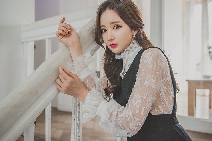 姿态妩媚撩人碎花连衣裙美女娇艳红唇性感美女诱惑写真