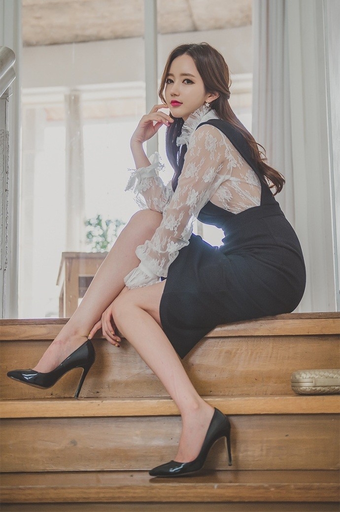 姿态妩媚撩人碎花连衣裙美女娇艳红唇性感美女诱惑写真