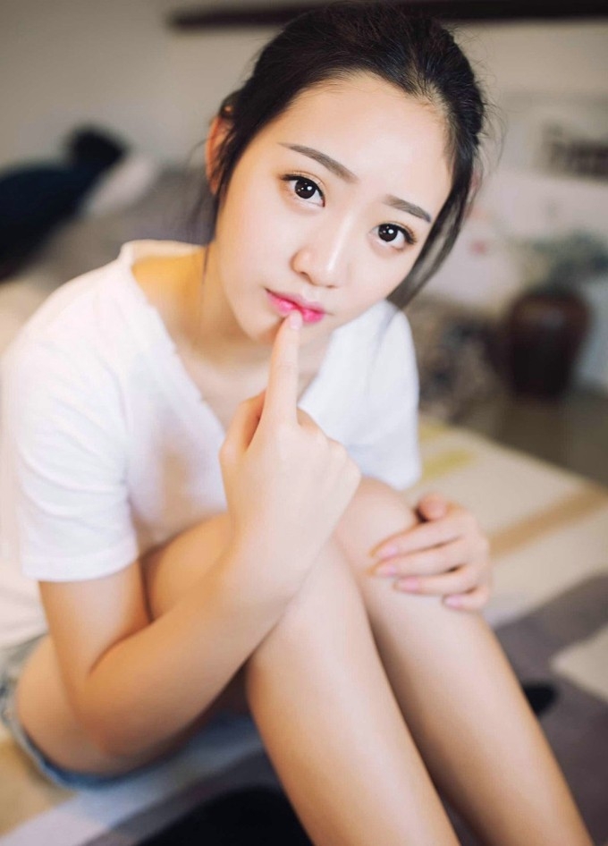 大眼睛水灵灵白嫩气质美女笑容甜美清新私房写真