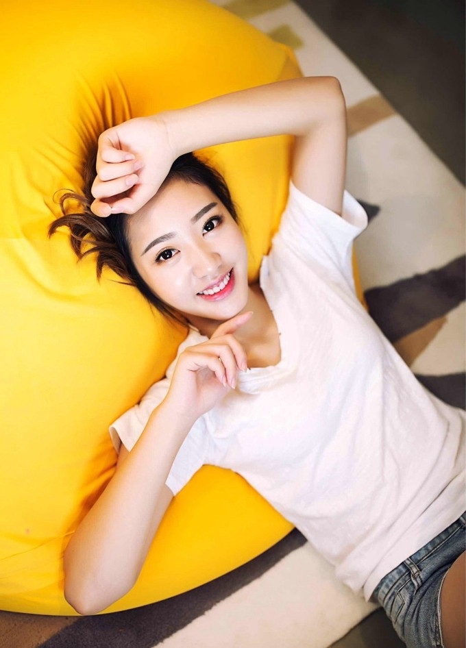 大眼睛水灵灵白嫩气质美女笑容甜美清新私房写真