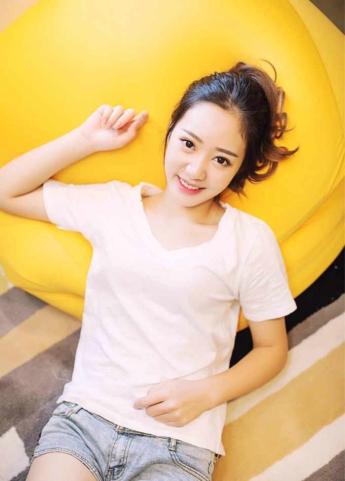 大眼睛水灵灵白嫩气质美女笑容甜美清新私房写真