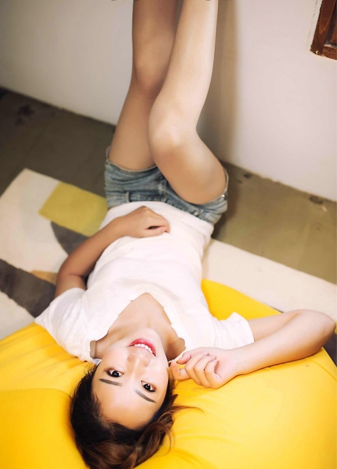 大眼睛水灵灵白嫩气质美女笑容甜美清新私房写真