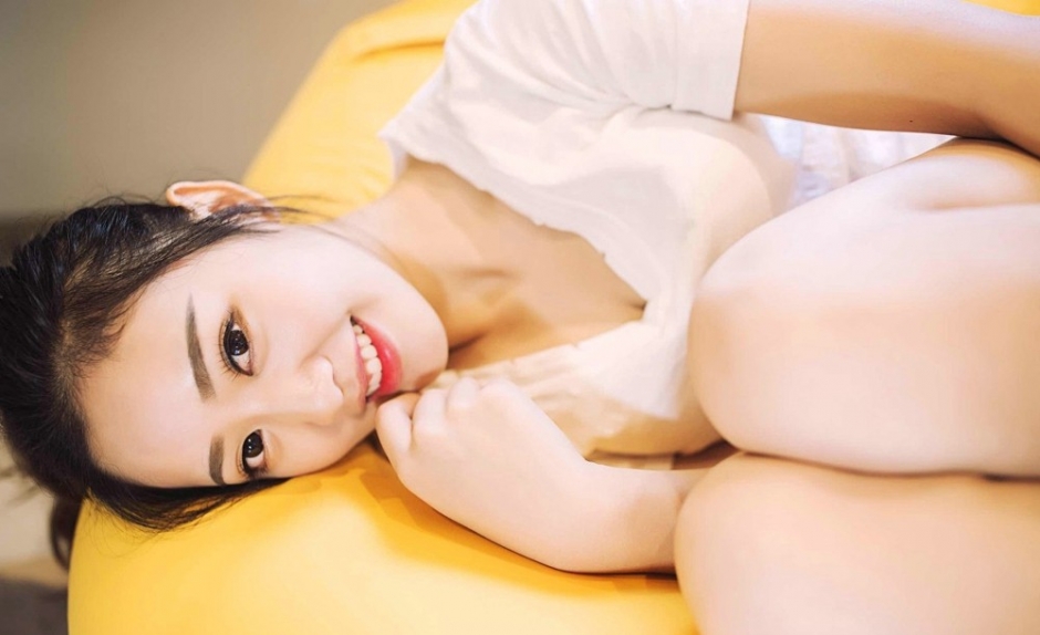 大眼睛水灵灵白嫩气质美女笑容甜美清新私房写真