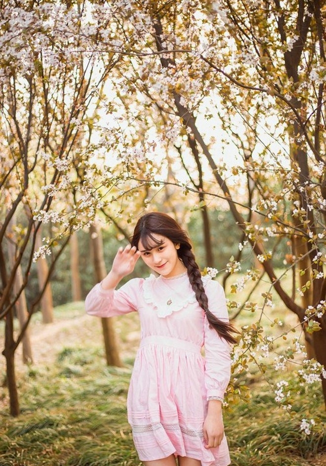 清纯马尾辫粉嫩美女嘴叼樱花唯美清新写真