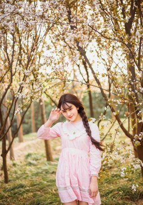 清纯马尾辫粉嫩美女嘴叼樱花唯美清新写真