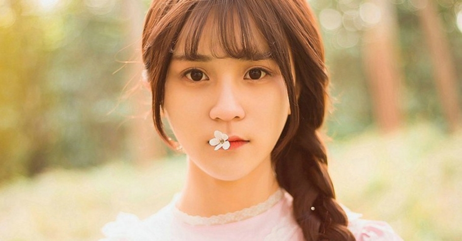 清纯马尾辫粉嫩美女嘴叼樱花唯美清新写真