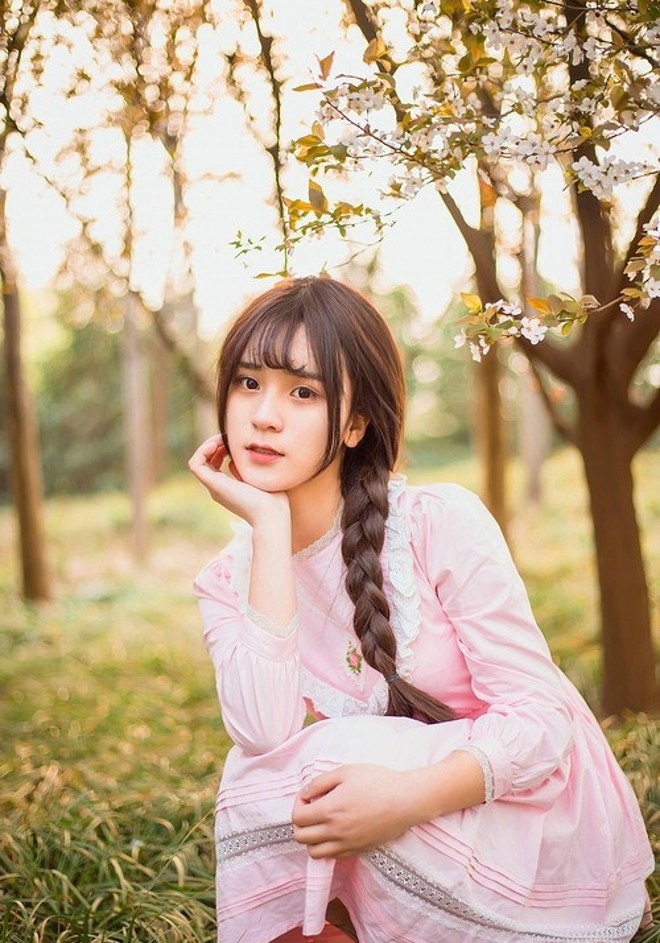 清纯马尾辫粉嫩美女嘴叼樱花唯美清新写真