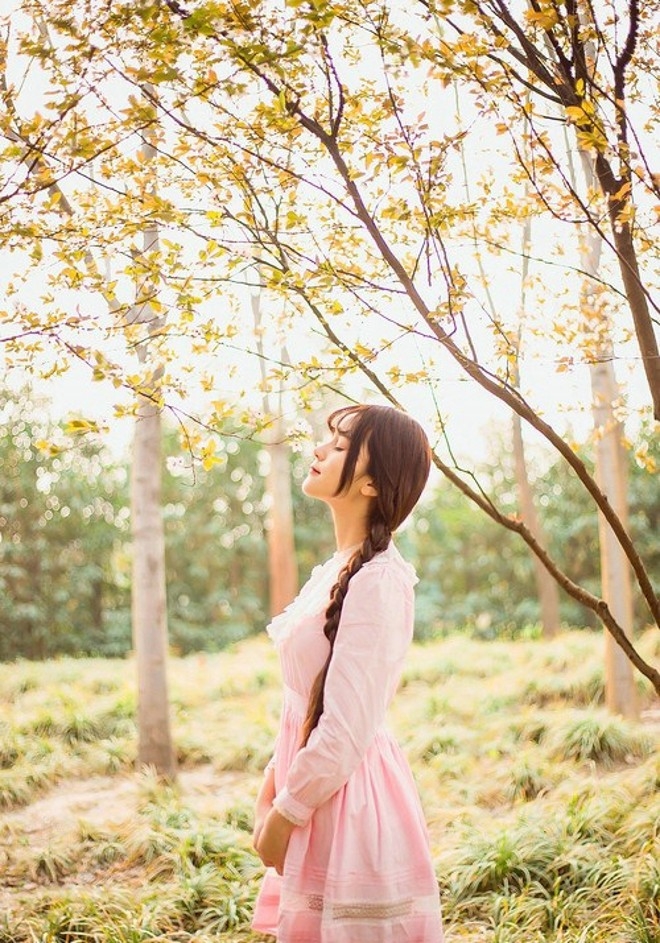清纯马尾辫粉嫩美女嘴叼樱花唯美清新写真