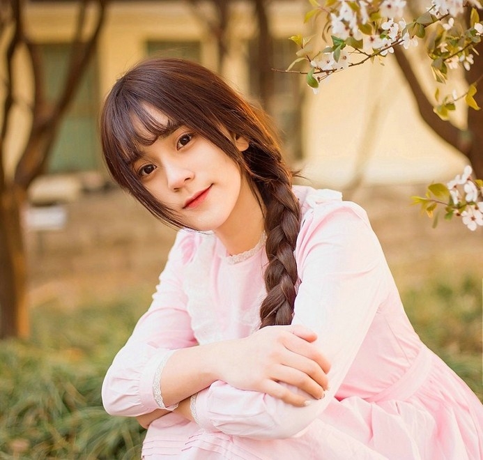 清纯马尾辫粉嫩美女嘴叼樱花唯美清新写真