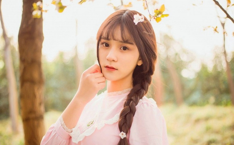 清纯马尾辫粉嫩美女嘴叼樱花唯美清新写真