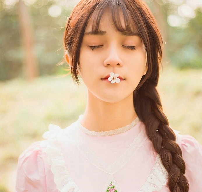清纯马尾辫粉嫩美女嘴叼樱花唯美清新写真