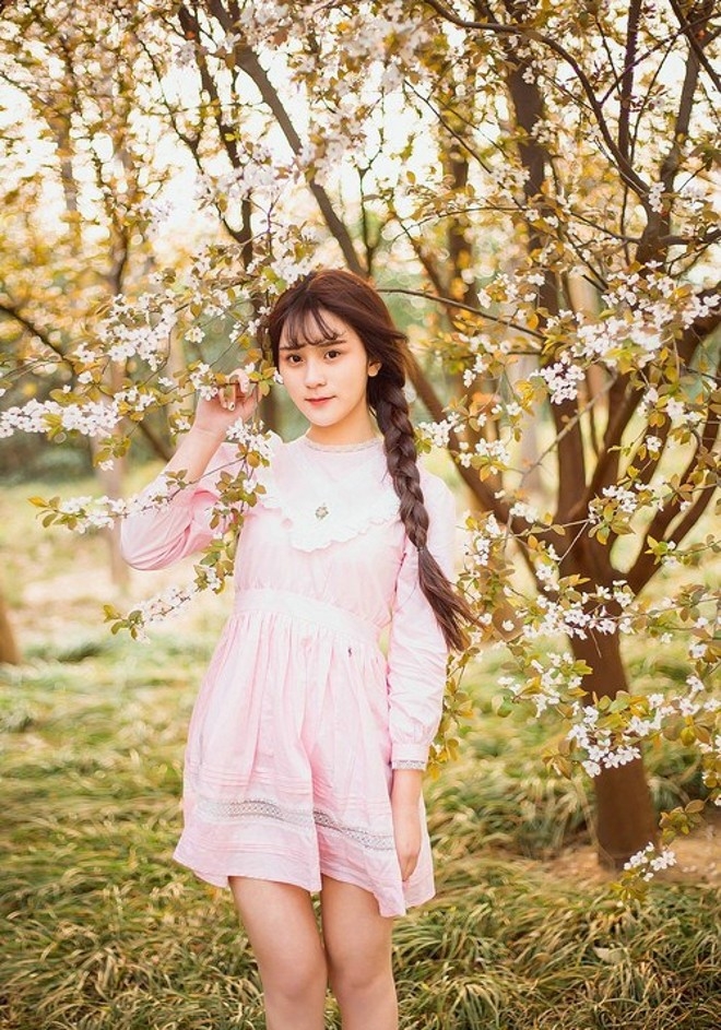 清纯马尾辫粉嫩美女嘴叼樱花唯美清新写真