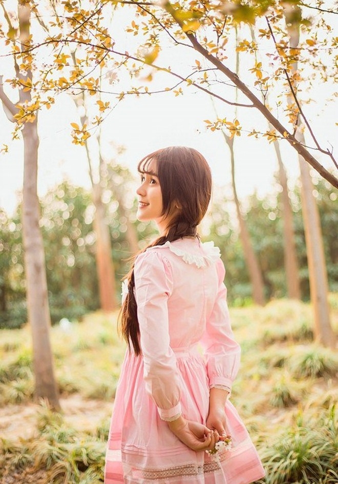 清纯马尾辫粉嫩美女嘴叼樱花唯美清新写真