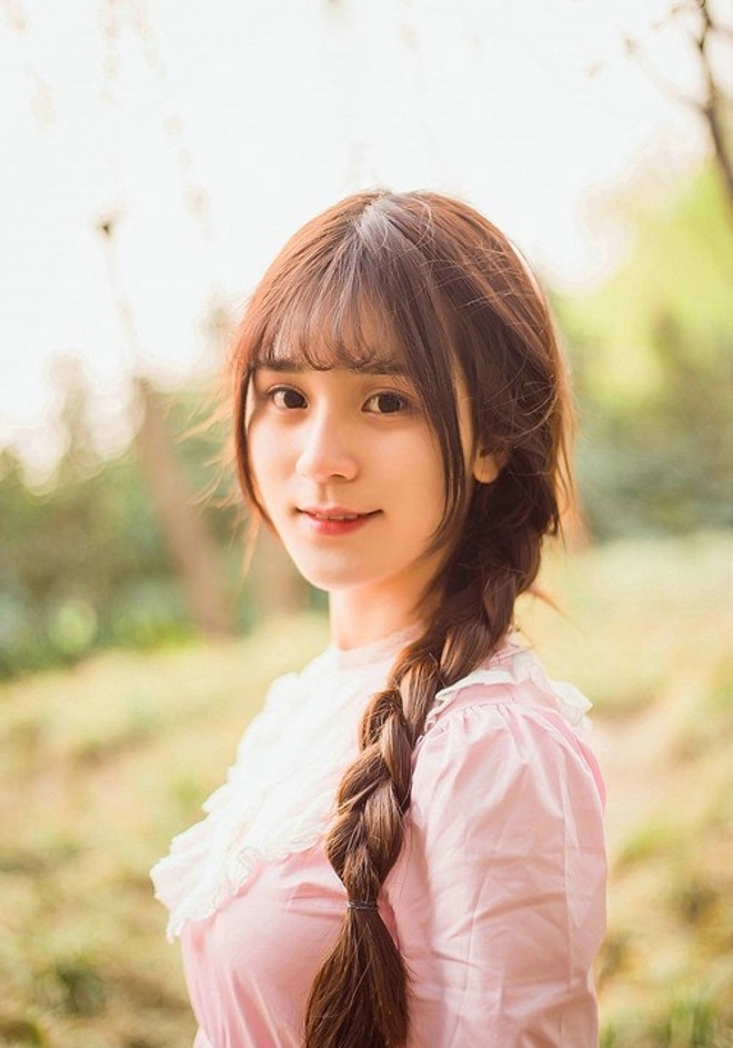 清纯马尾辫粉嫩美女嘴叼樱花唯美清新写真