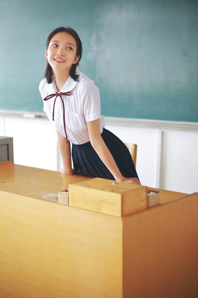 甜甜酒窝校服美女教室内青春活力治愈系写真