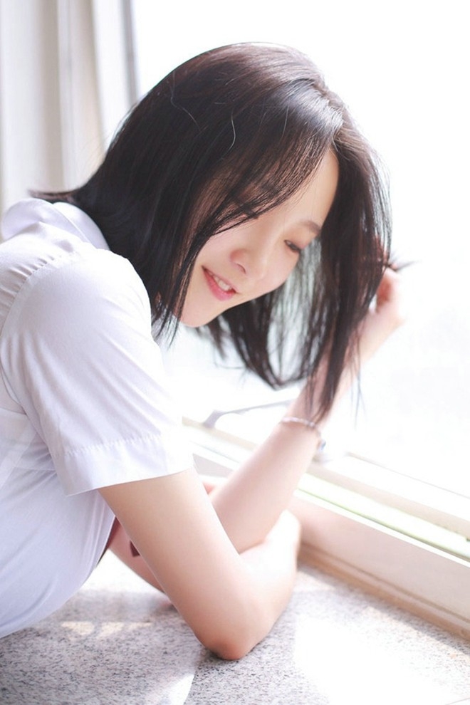 甜甜酒窝校服美女教室内青春活力治愈系写真