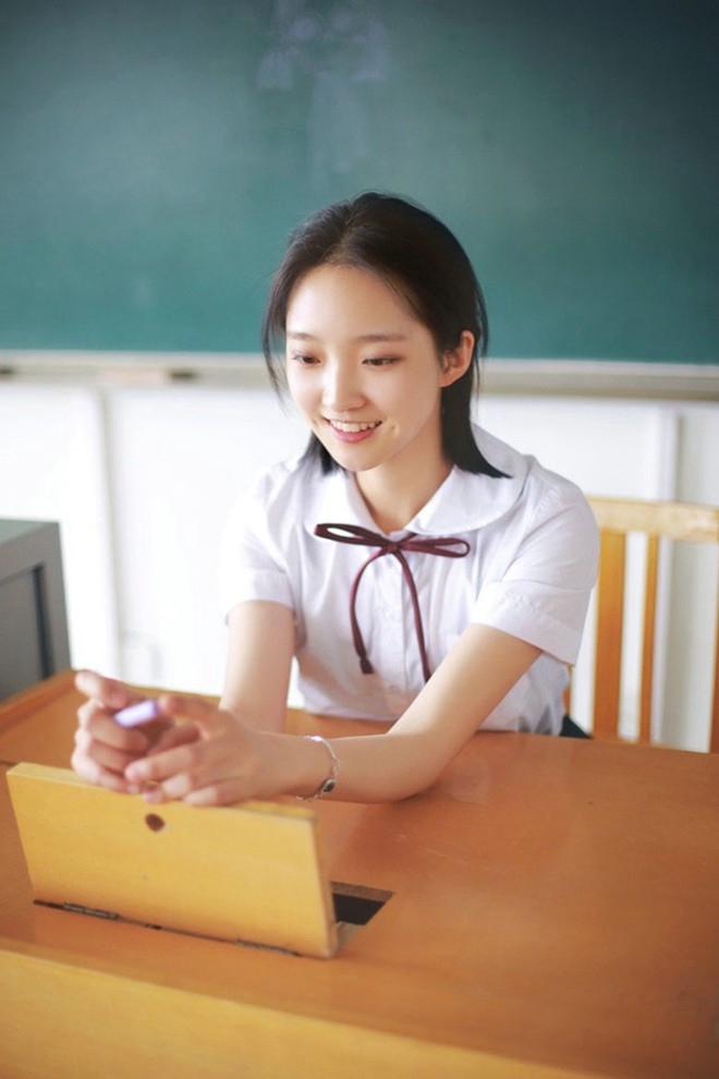 甜甜酒窝校服美女教室内青春活力治愈系写真