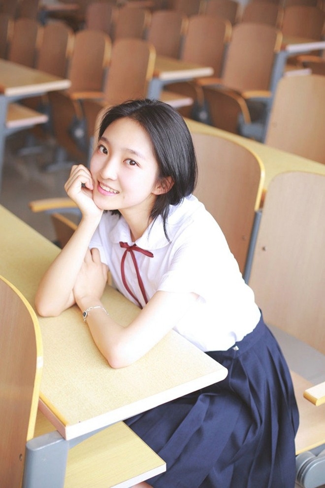 甜甜酒窝校服美女教室内青春活力治愈系写真